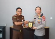 Kapolres Sigi Serahkan Plakat Sebagai Tanda Apresiasi Atas Sinergi Dan Kebersamaam