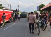 Gabungan Personel Polres Sigi, Damkar, TNI Dan Brimob Padamkan Kebakaran Rumah Di Lolu