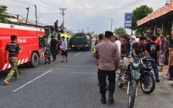 Gabungan Personel Polres Sigi, Damkar, TNI Dan Brimob Padamkan Kebakaran Rumah Di Lolu